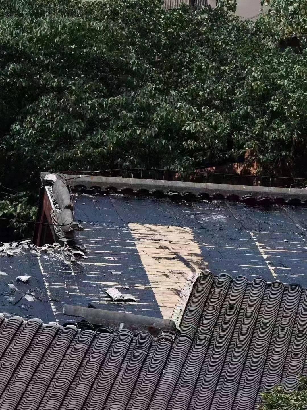 重慶故宮文物南遷紀念館1號館(角樓咖啡館)屋頂瓦片熱到甩。(互聯網)