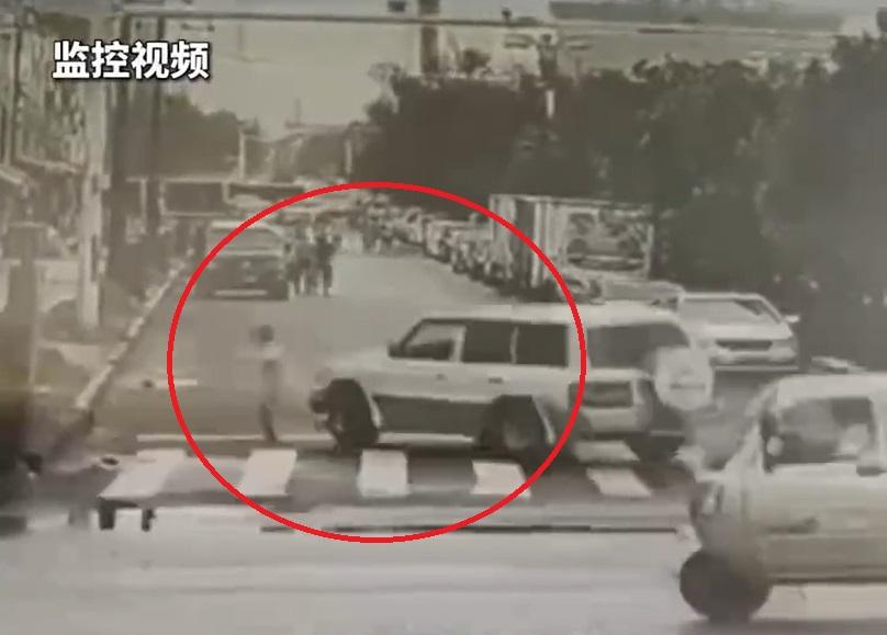 河南舞陽有私家車橫衝直撞其他車和人群,造成1死28傷。肇事私家車行兇期間故意衝向行人。(互聯網)