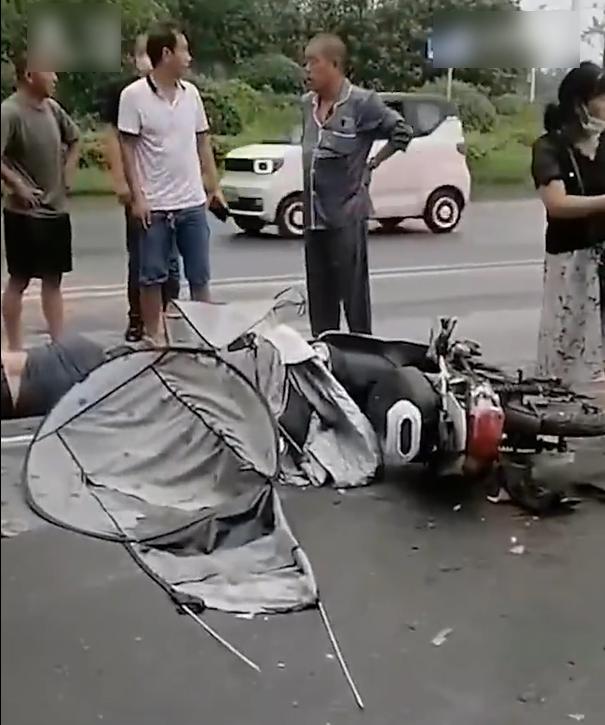 河南舞陽有私家車橫衝直撞其他車和人群,造成1死28傷。多人受傷倒地,失去知覺,附近民眾圍觀。(互聯網)