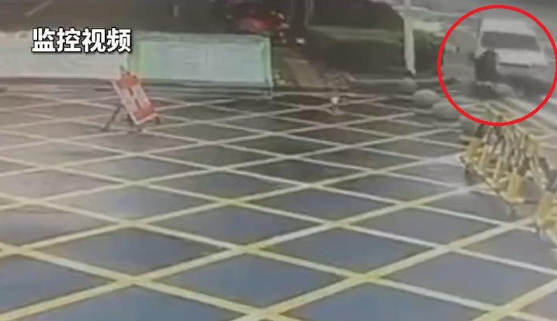 河南舞陽有私家車橫衝直撞其他車和人群,造成1死28傷。肇事私家車行兇期間故意撞倒行駛中的電動單車。(互聯網)