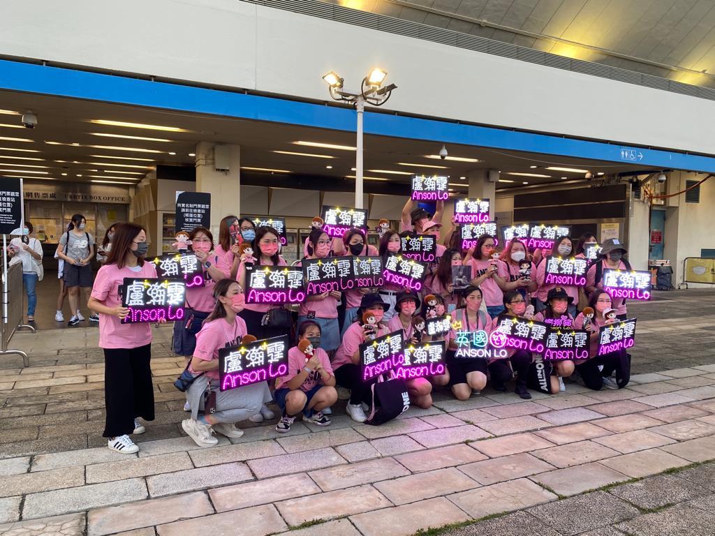 一班神徒都集合撐教主。