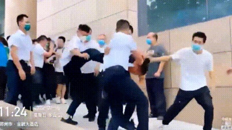 維權的河南問題村鎮銀行客戶遭大批白衣人拉扯毆打。(互聯網)