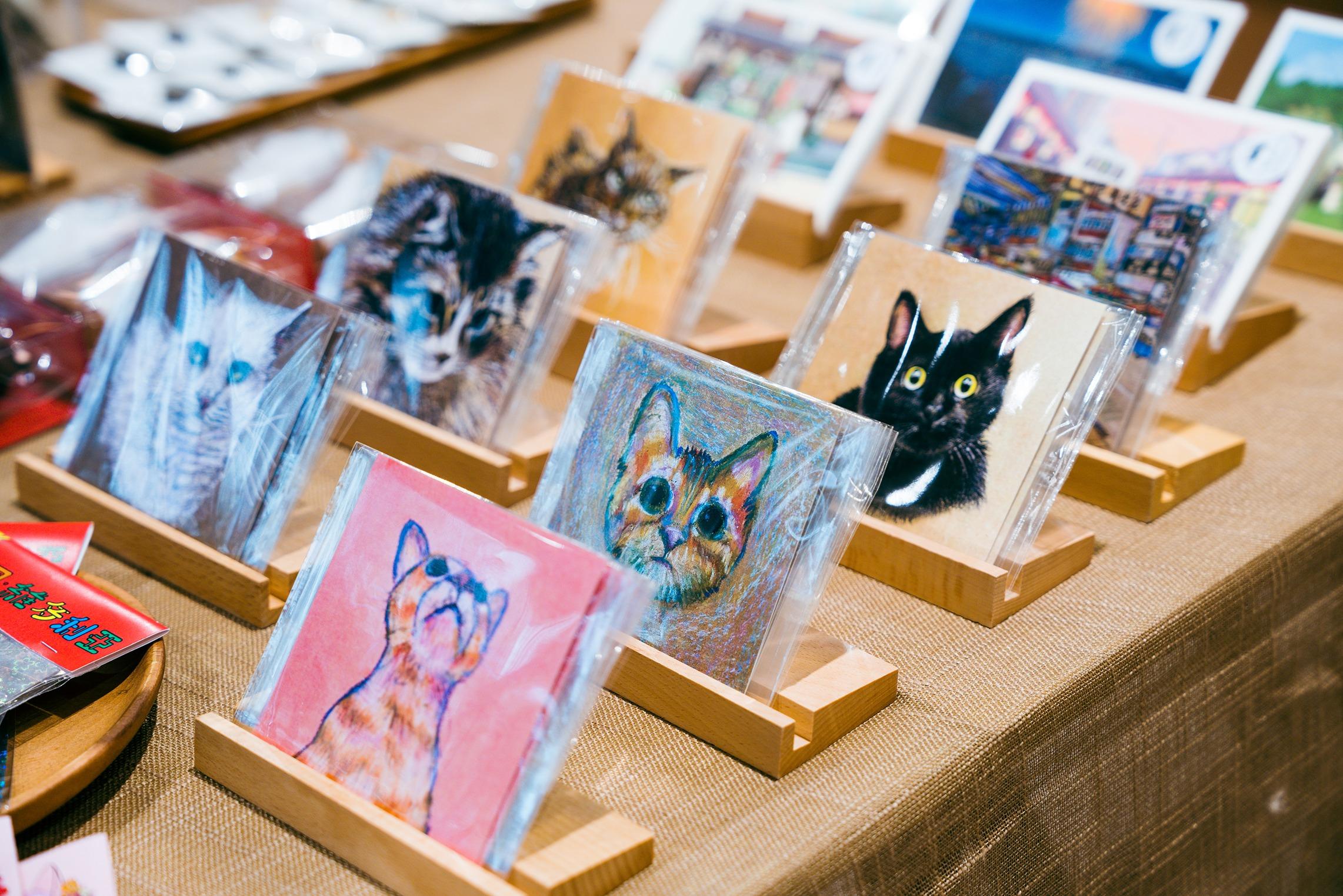 Cherry 明信片:由本地畫家Cherry隨筆,畫出在新舊交陳的深水埗,除了新進駐文藝舖和舊式小店,更是出名多貓店長的地區。$30