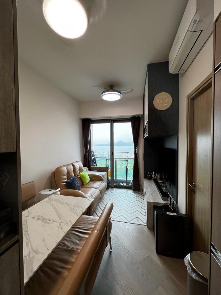 長方形大廳外接小露台,方便欣賞窗外美景,同時亦可晾曬衣物。