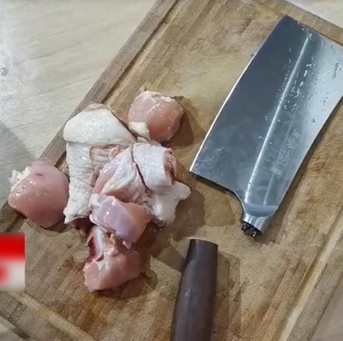 張小泉斬骨刀斬雞脾斬到斷柄。(互聯網)