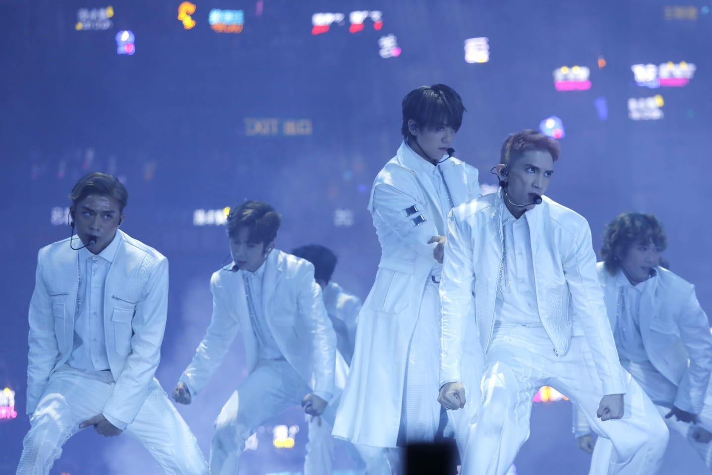 MIRROR演唱會開場時,12子全白登場。
