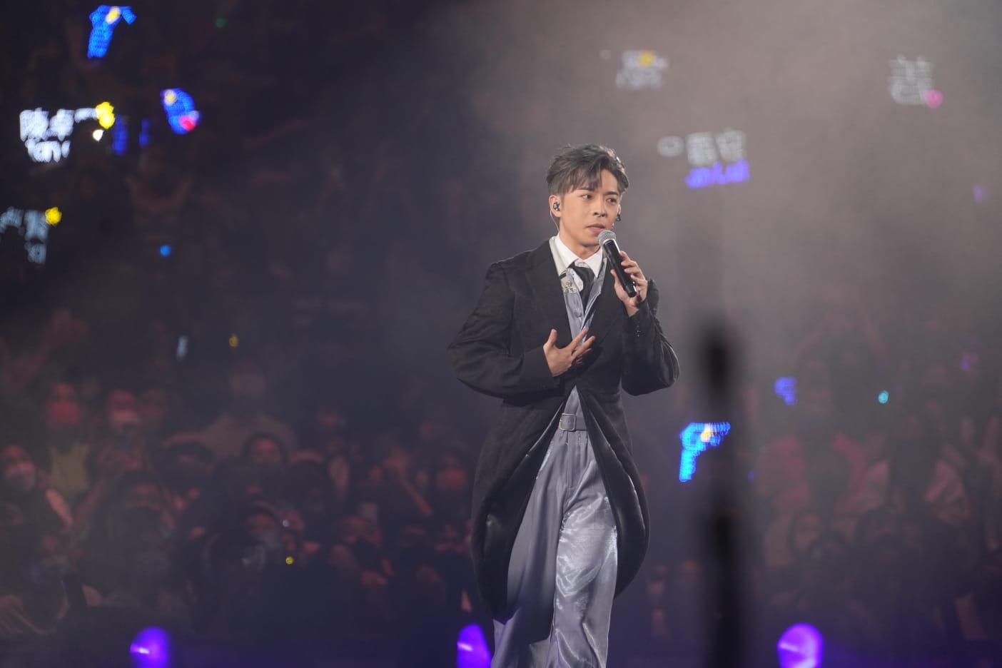 結果Edan要在台上楝篤笑。