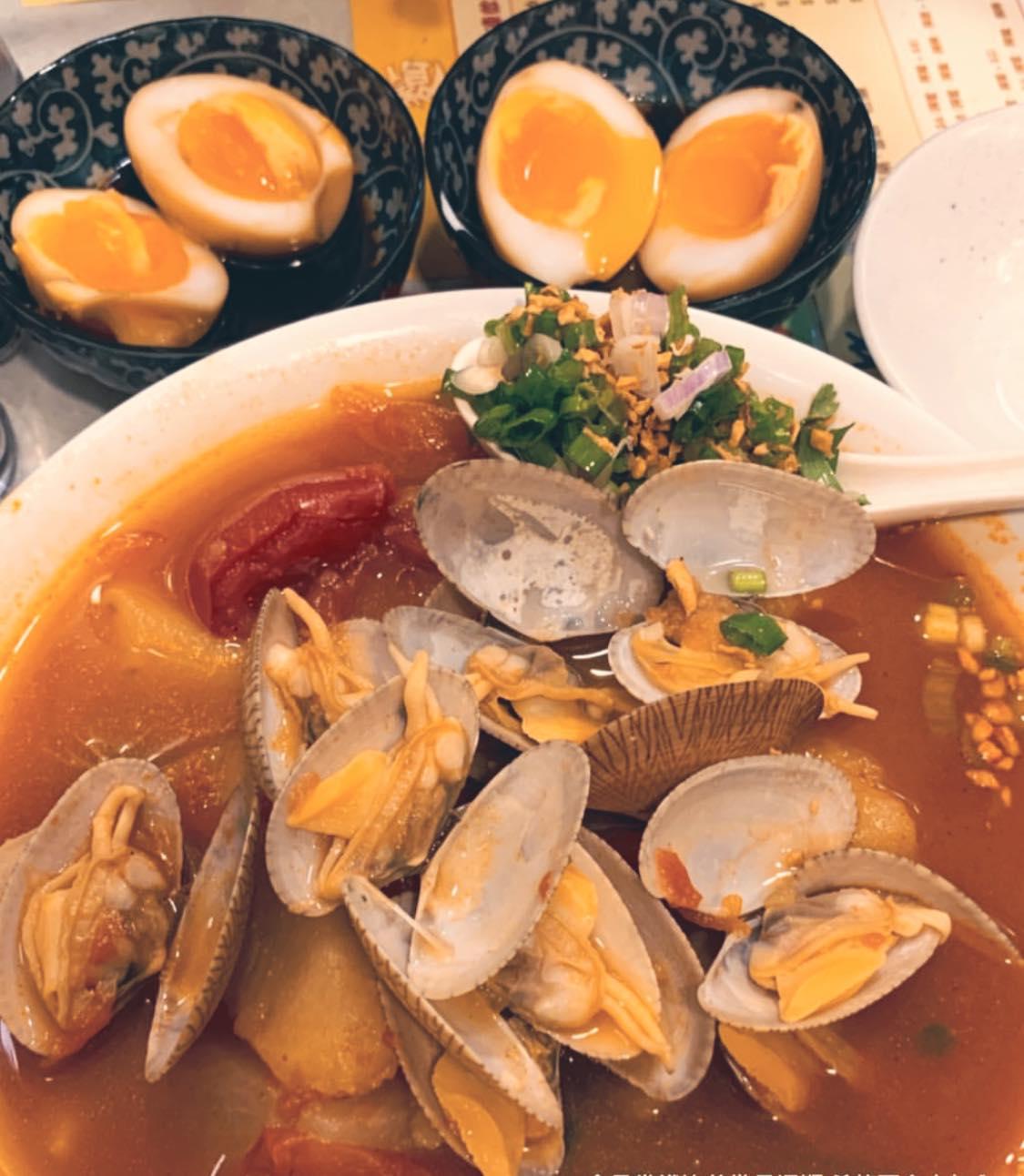 招牌蕃茄薯仔湯底配上新鮮花甲。(Facebook @蒙麵)