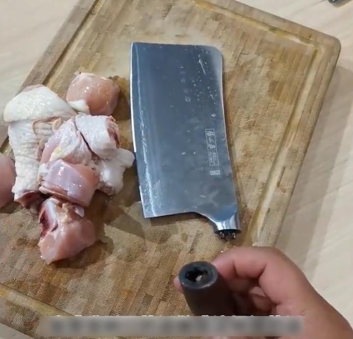 張小泉斬骨刀斬雞脾斬到斷柄。(互聯網)