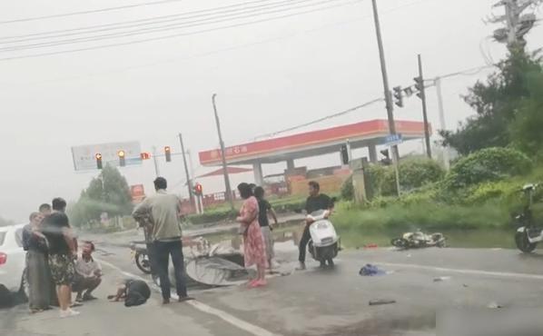 河南舞陽有私家車橫衝直撞其他車和人群,造成1死28傷。多輛電動單車被撞倒,司機和乘客倒地。(互聯網)