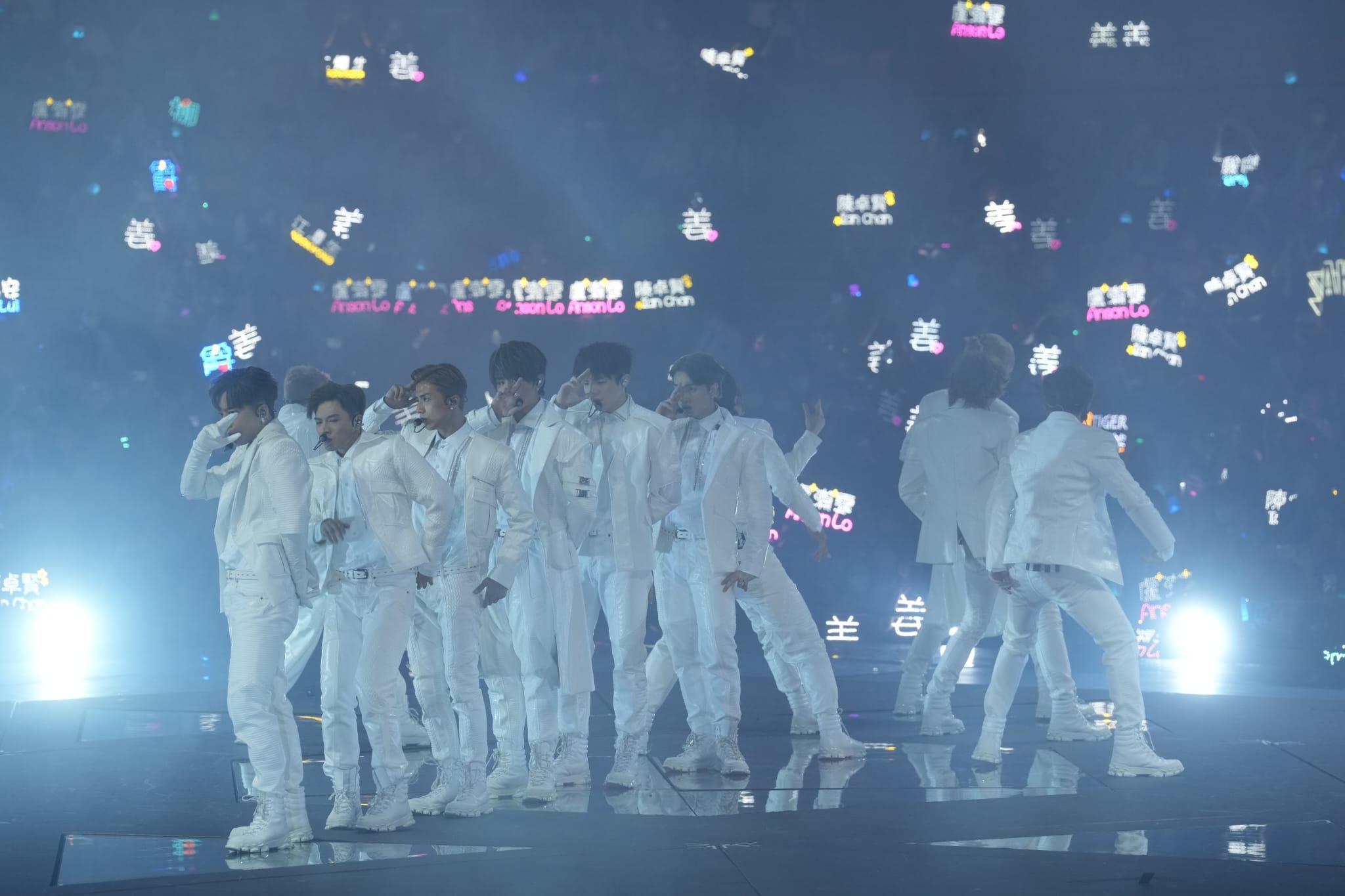 MIRROR開場時以全白站台唱出《Innerspace》。