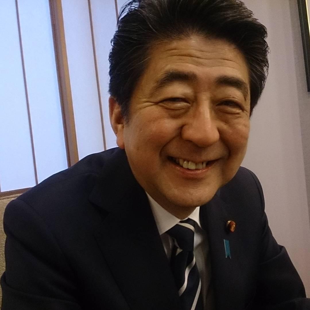 安倍昭惠鏡頭下的安倍晉三總是笑意盈盈。( IG:akieabe)