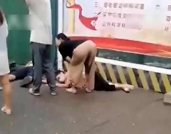 河南舞陽有私家車橫衝直撞其他車和人群,造成1死28傷。多人受傷倒地,失去知覺。(互聯網)