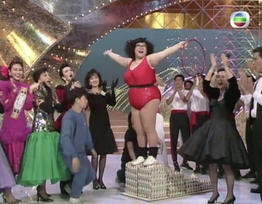 肥姐表演踩雞蛋。