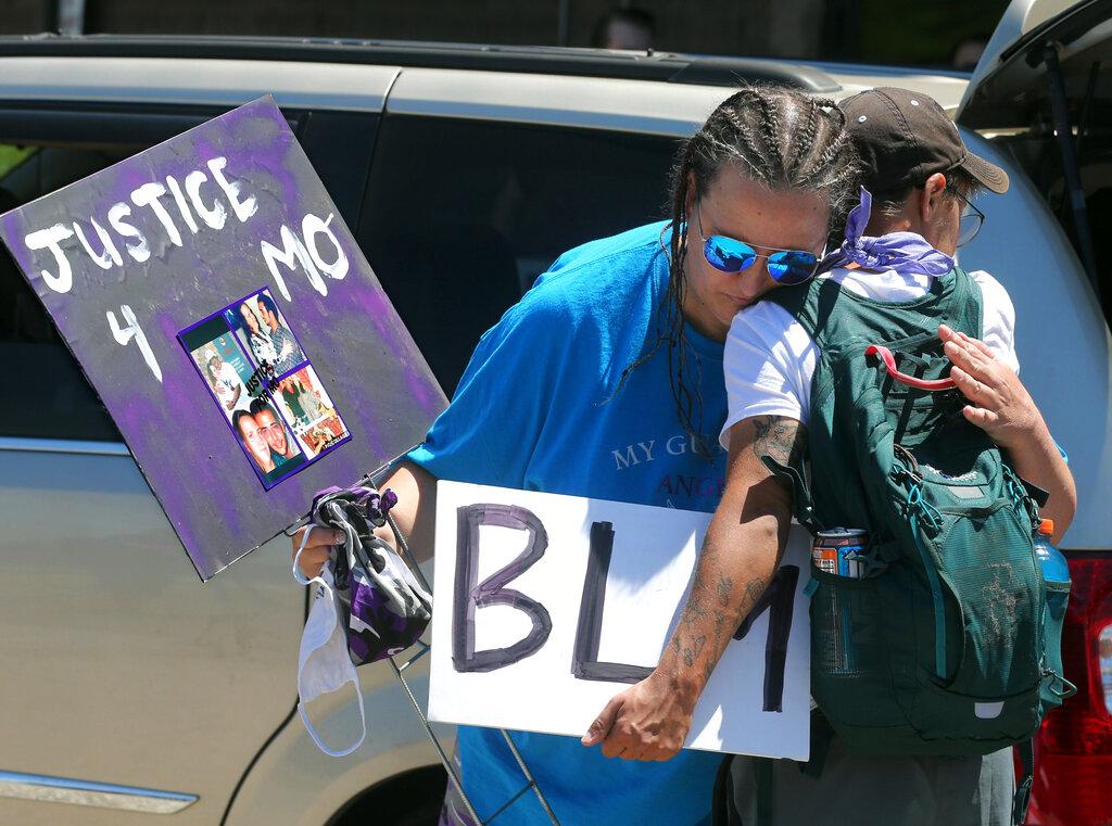 民眾示威要為沃克討回公道。(美聯社)