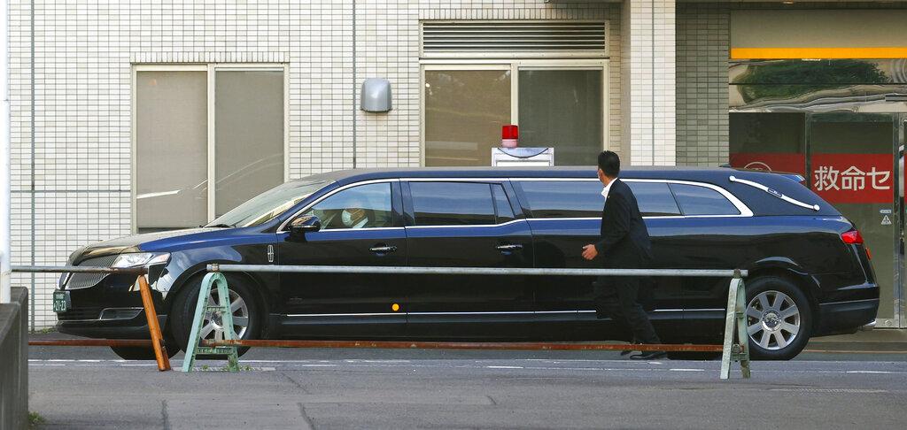 安倍晉三遺體從奈良的醫院移走。(美聯社)