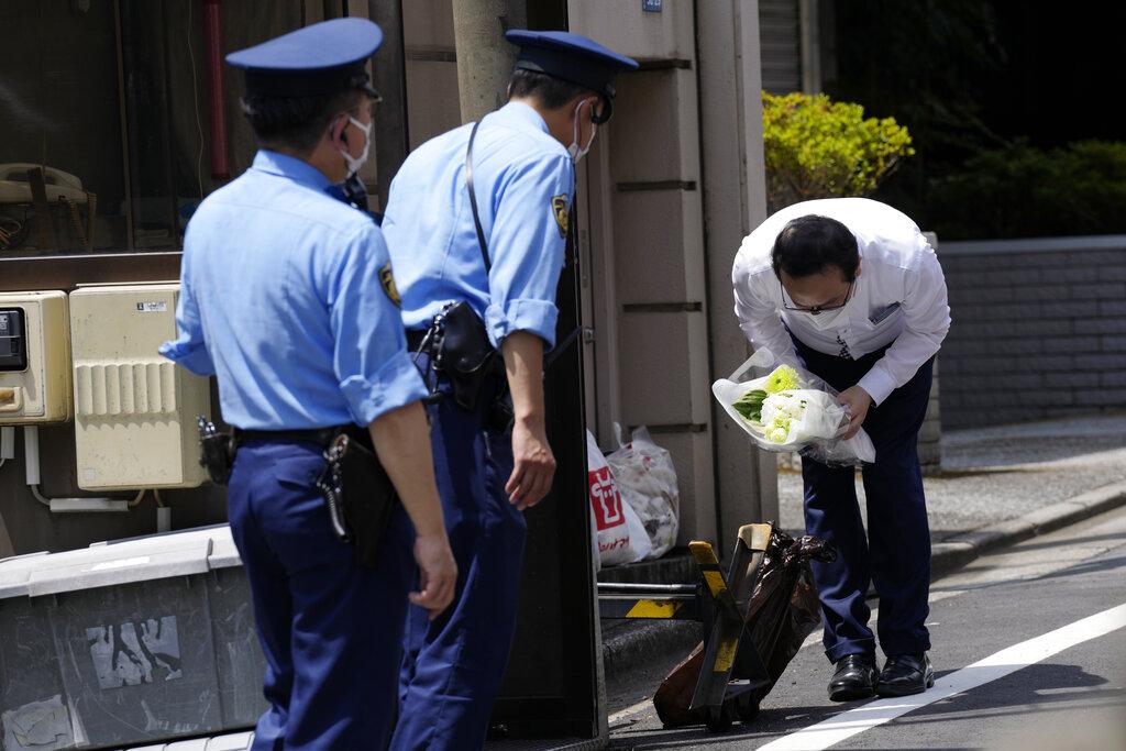 有東京市民前往安倍晉三東京寓所外獻花。(美聯社)