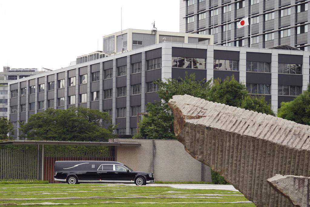 安倍的靈柩在東京都內繞行。(美聯社)