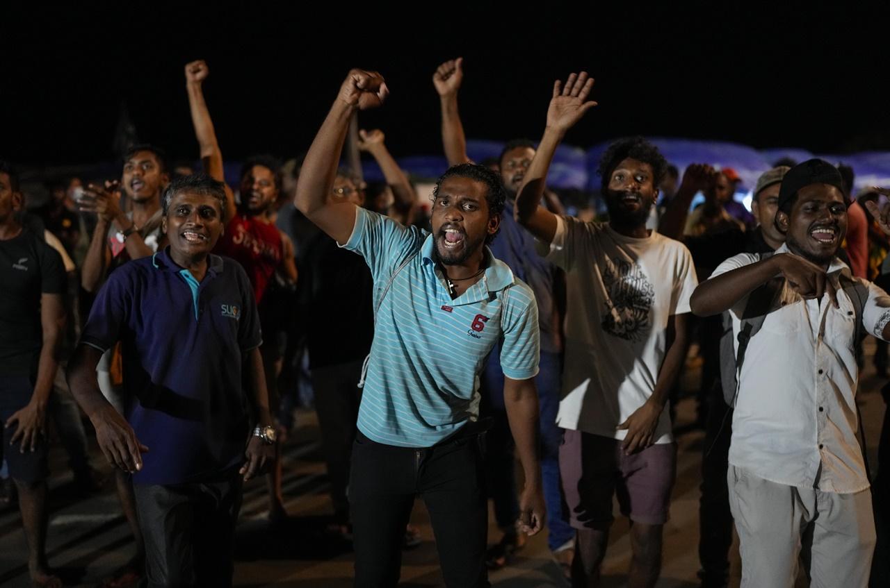 戈塔巴雅遞交辭職信的消息傳出後,科倫坡的示威者歡呼慶祝。(AP)