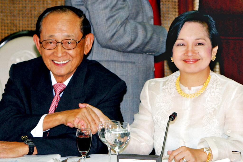 拉莫斯與時任總統阿羅若夫人。(美聯社)