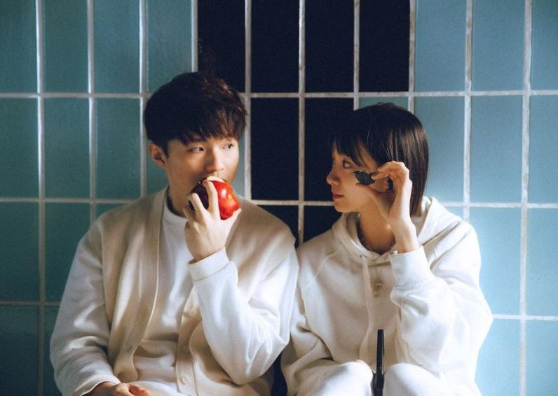 Angela曾擔任Ian《留一天與你喘息》MV女主角。