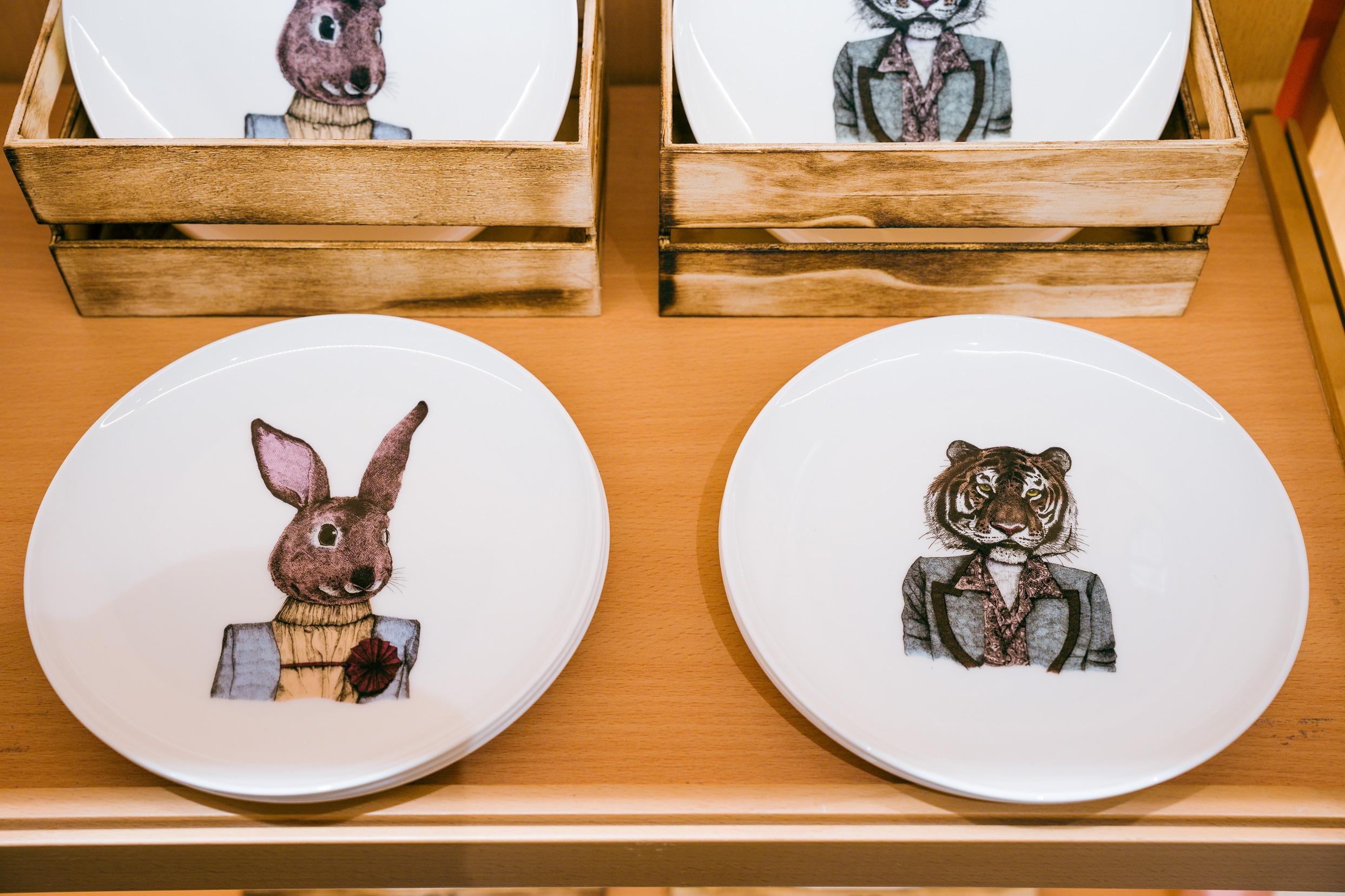 Hin Noah's Theatre Rabbit Plate碟子:由駐足倫敦及雅典的藝術家Hin製作,以不同的動物為主題,混合中西文化及箇中的意識形態,製作別具美學的精美餐碟。$200