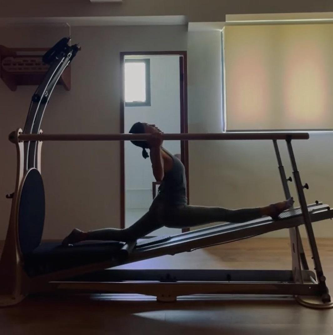 彭羚早前亦公開自己輕易做出一字馬動作。