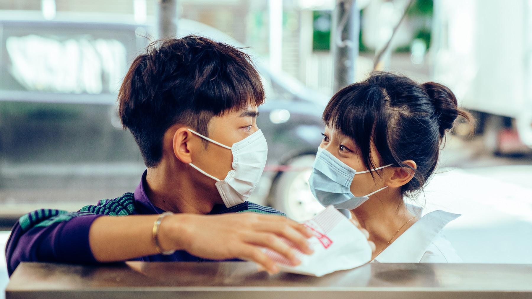 呂爵安初登大銀幕,與袁澧林演小情侶,表現自然。