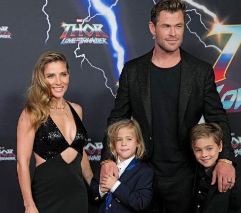 基斯咸士禾夫與太太Elsa Pataky和一對孖仔,齊齊出席澳洲首映活動。