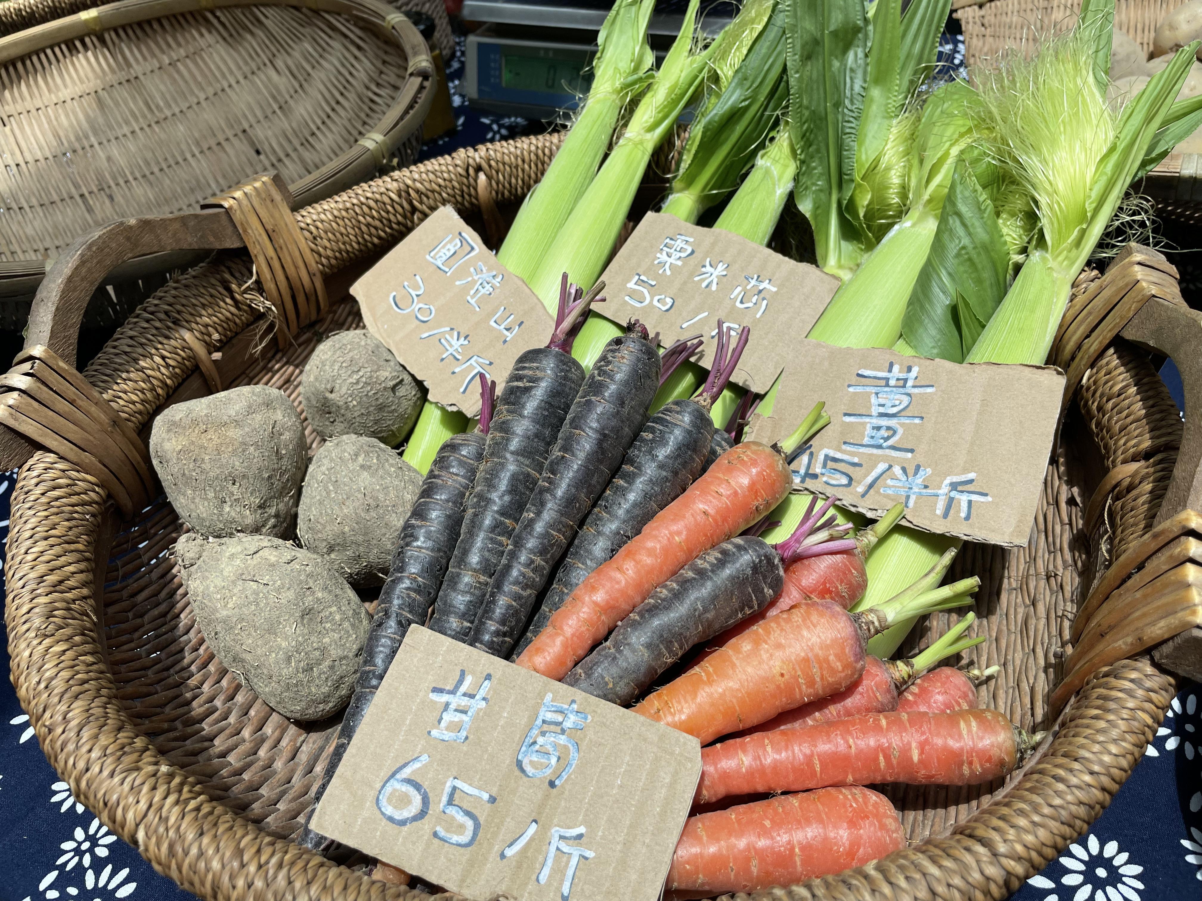 。紗廠聯同香港有機生活發展基金(SEED)於每月的第四個週末,與本地農夫及環保手作團體參與「紗廠農墟」。