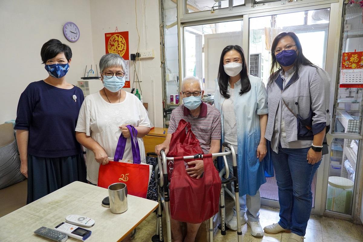 何永賢(左一)和葛珮帆(右二)等,到美林邨探訪一對長者夫婦。(民建聯提供)