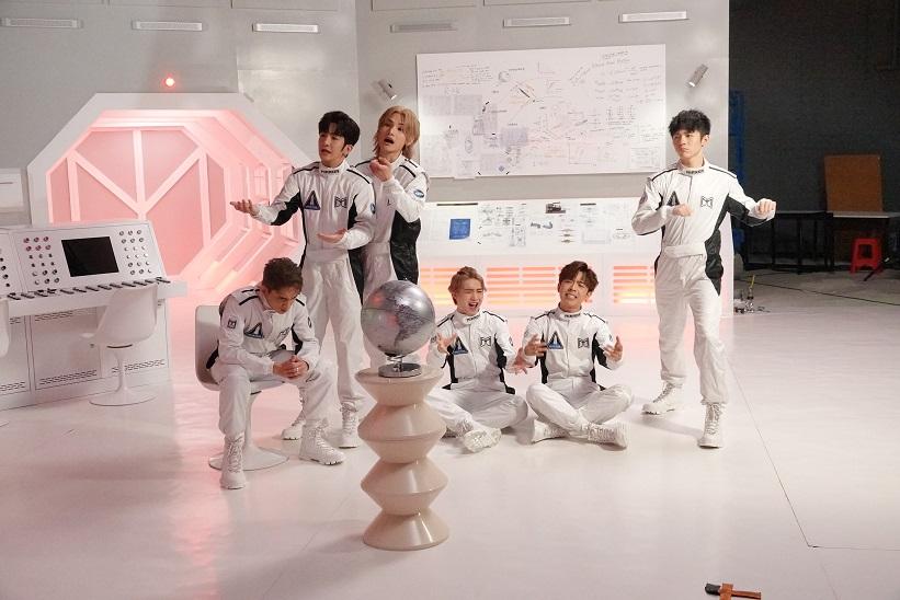 配合演唱會,MIRROR推出新歌《WE ARE》。