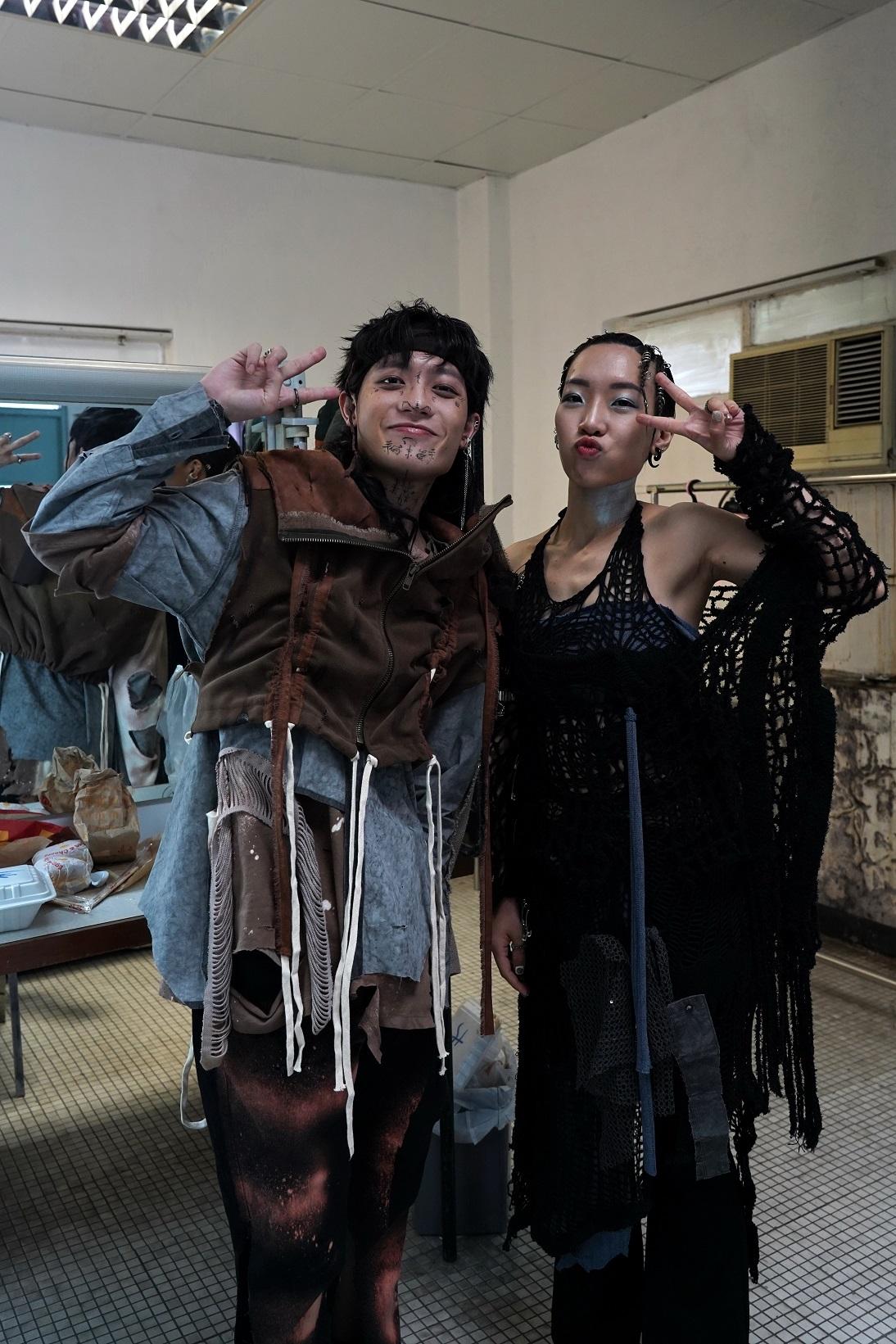 Ben在《粉身碎骨》MV中,與女飛賊爭奪寶物。