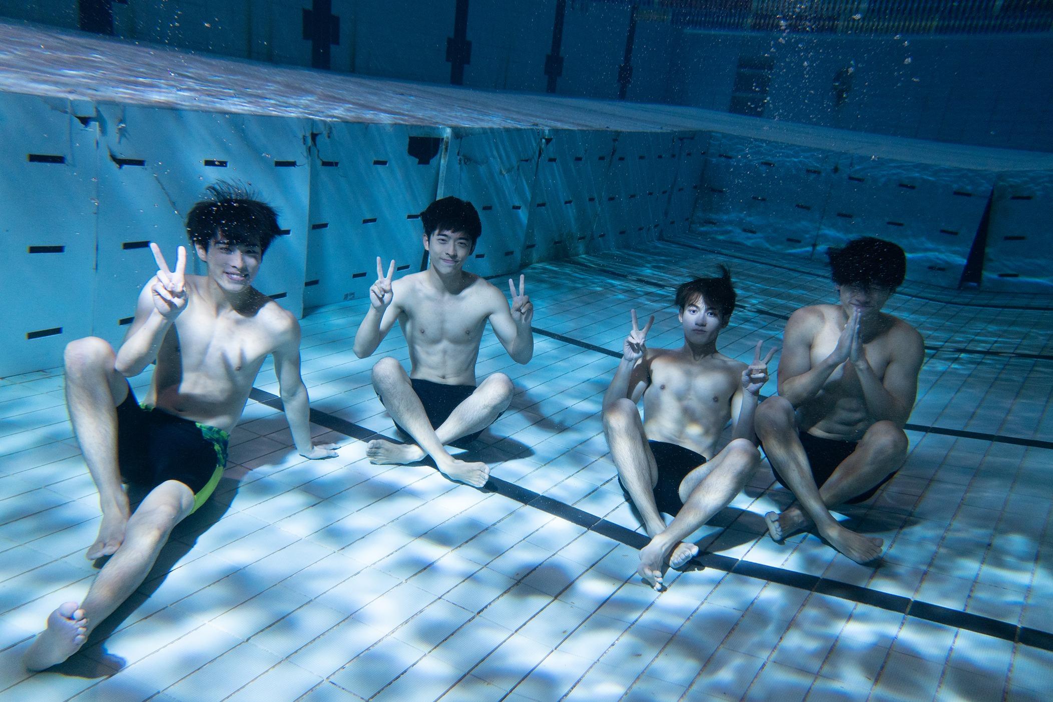 演員拍攝時長時間身留在水中。