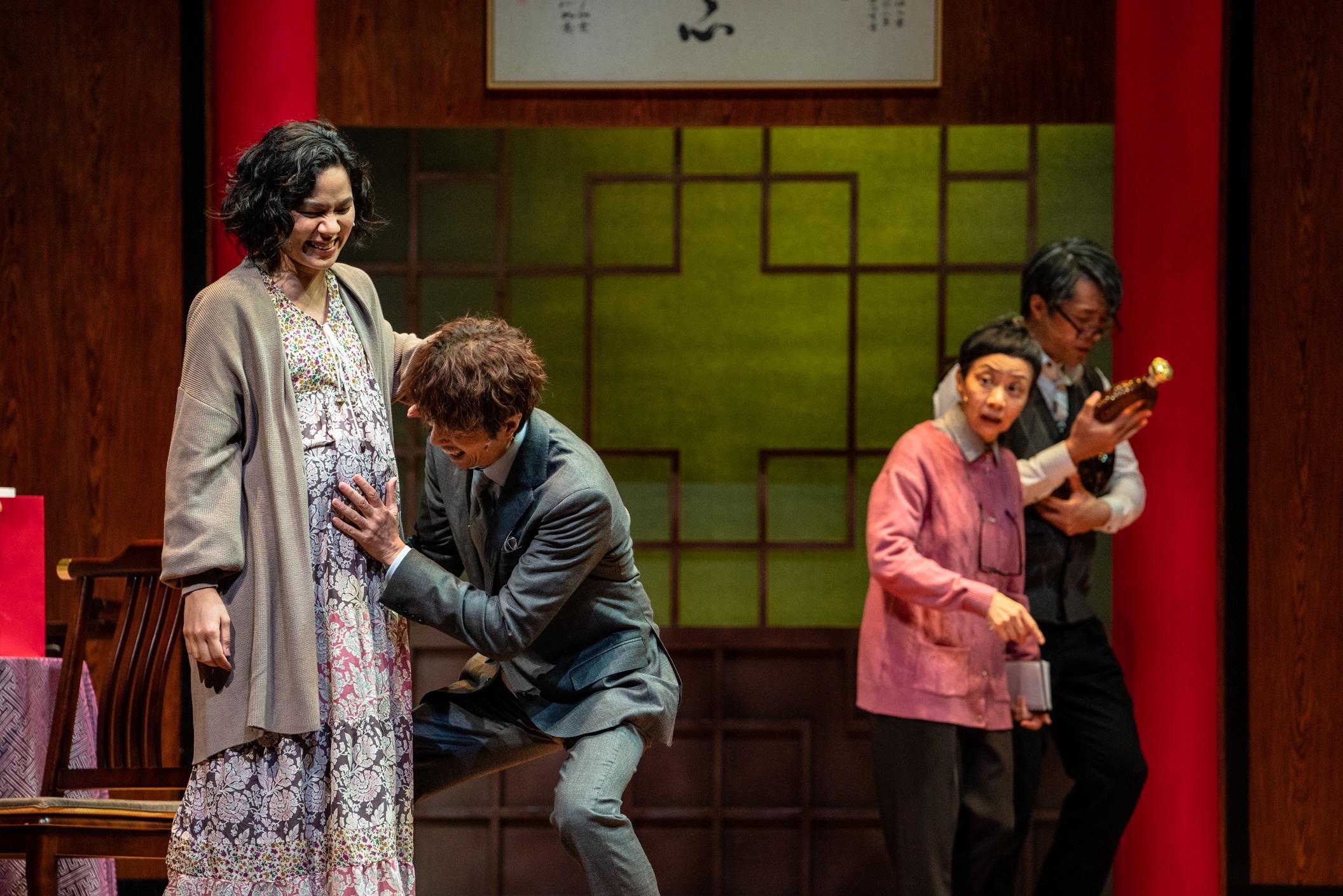 韋羅莎演黃子華身懷六甲的妻子。