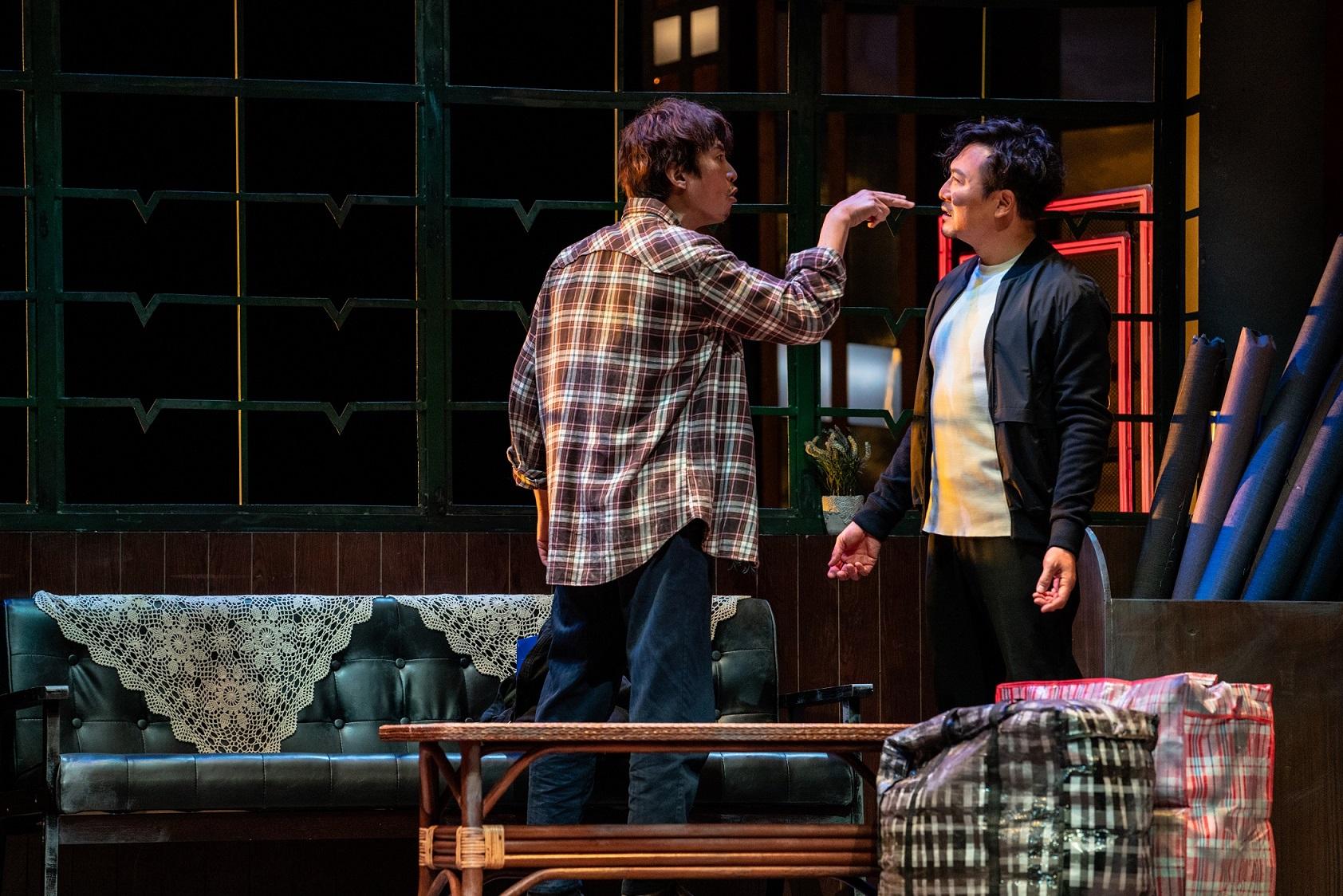 黃子華和潘燦良演15年沒來往的兄弟,莊梅岩的劇本充滿張力,兩人表示演到好攰又勞氣。