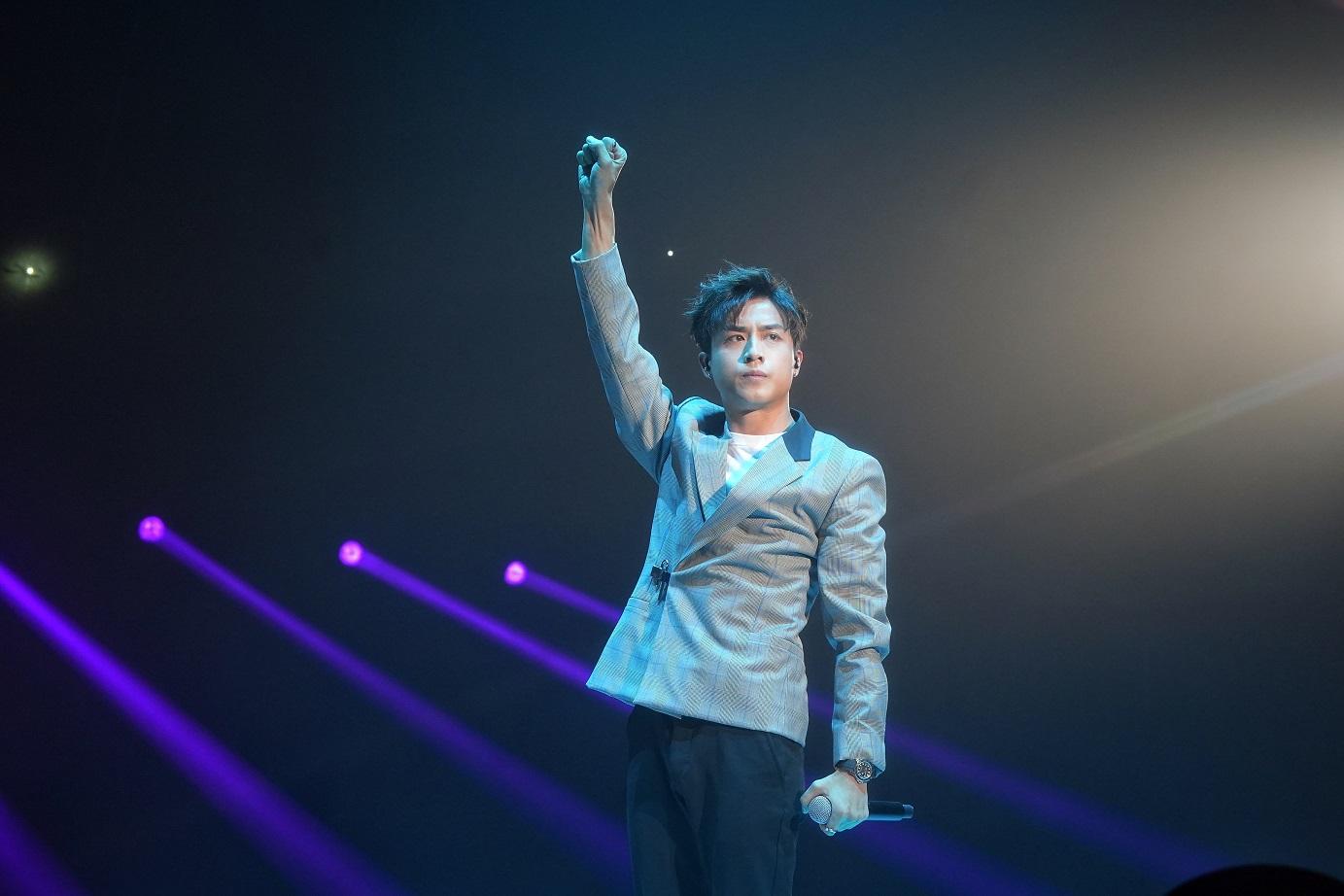 AK獨唱《黑之呼吸》,觀眾站起來跟住跳。