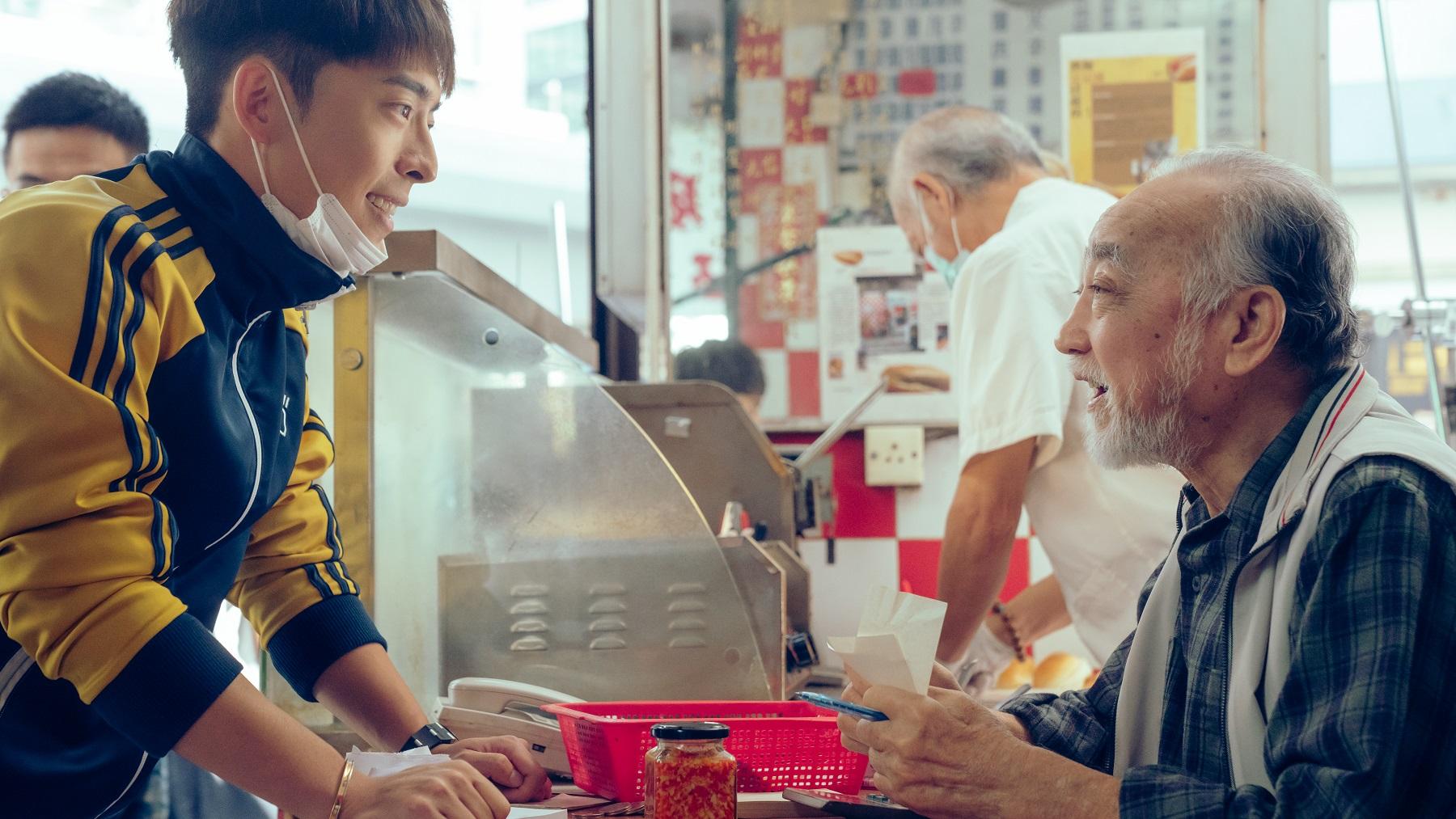 作為賀歲片,《闔家辣》有不少藝人客串,盧海鵬演港式小食店老闆。
