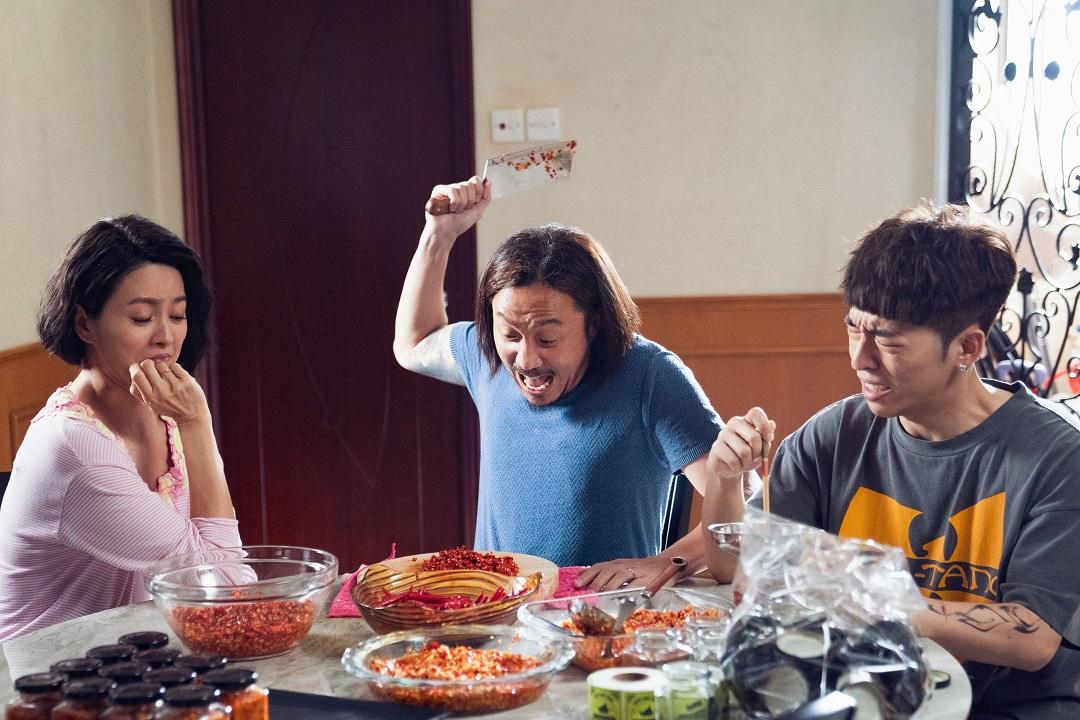 鄭中基與梁詠琪演Edan的父母,一家在疫下發售自家製辣椒醬。