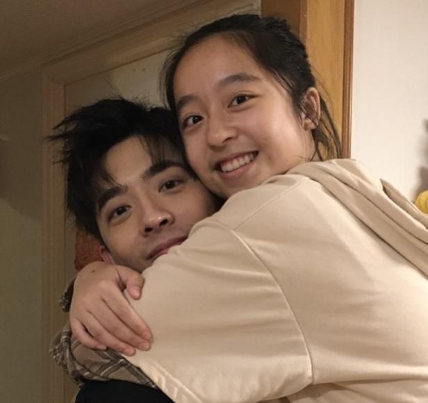 Edan與小如不時互po黑圖,兩兄妹實質非常愛鍚對方。