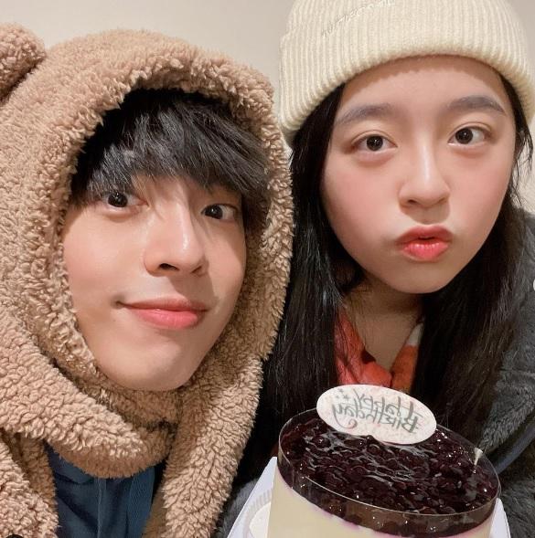 去年1月Edan生日並推出首支單曲,小如po兩兄妹合照,為努力求進步的Edan送上祝福。