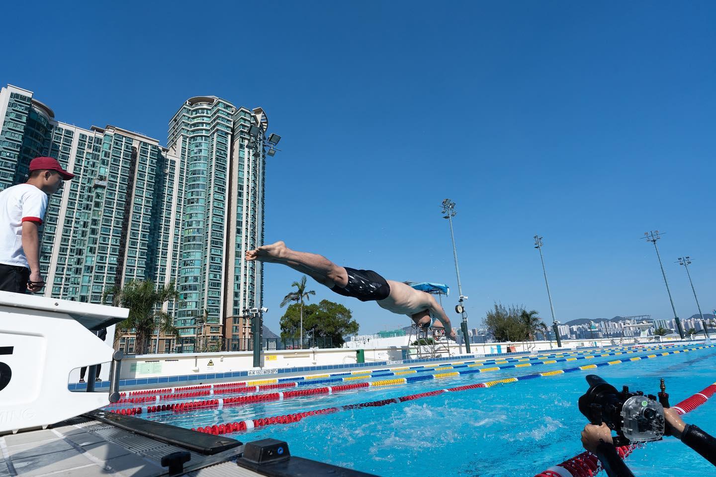 不諳水性的Edan為演李馬榮學懂四種泳式和跳水轉身。