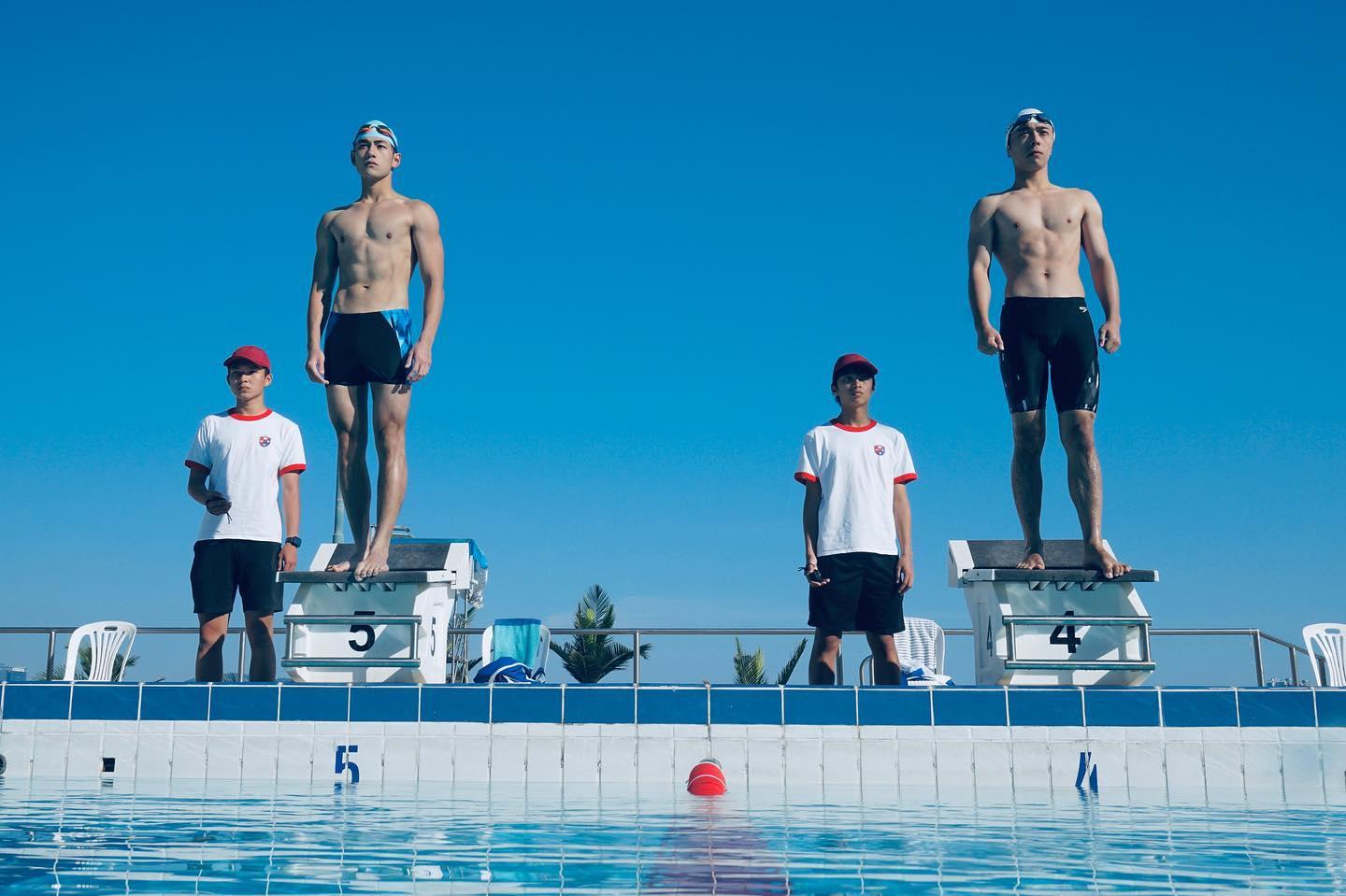 本身怕水的Edan為拍《I SWIM》克服恐懼,Jeffrey則由大舊肚腩操到6塊腹肌。