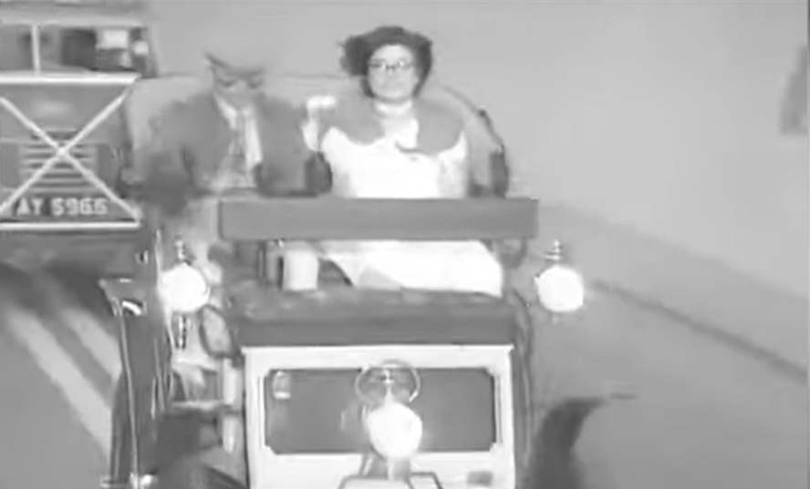 1972年紅磡海底隧道通車,沈殿霞乘坐一輛老爺車駛過隧道,成全港盛事。