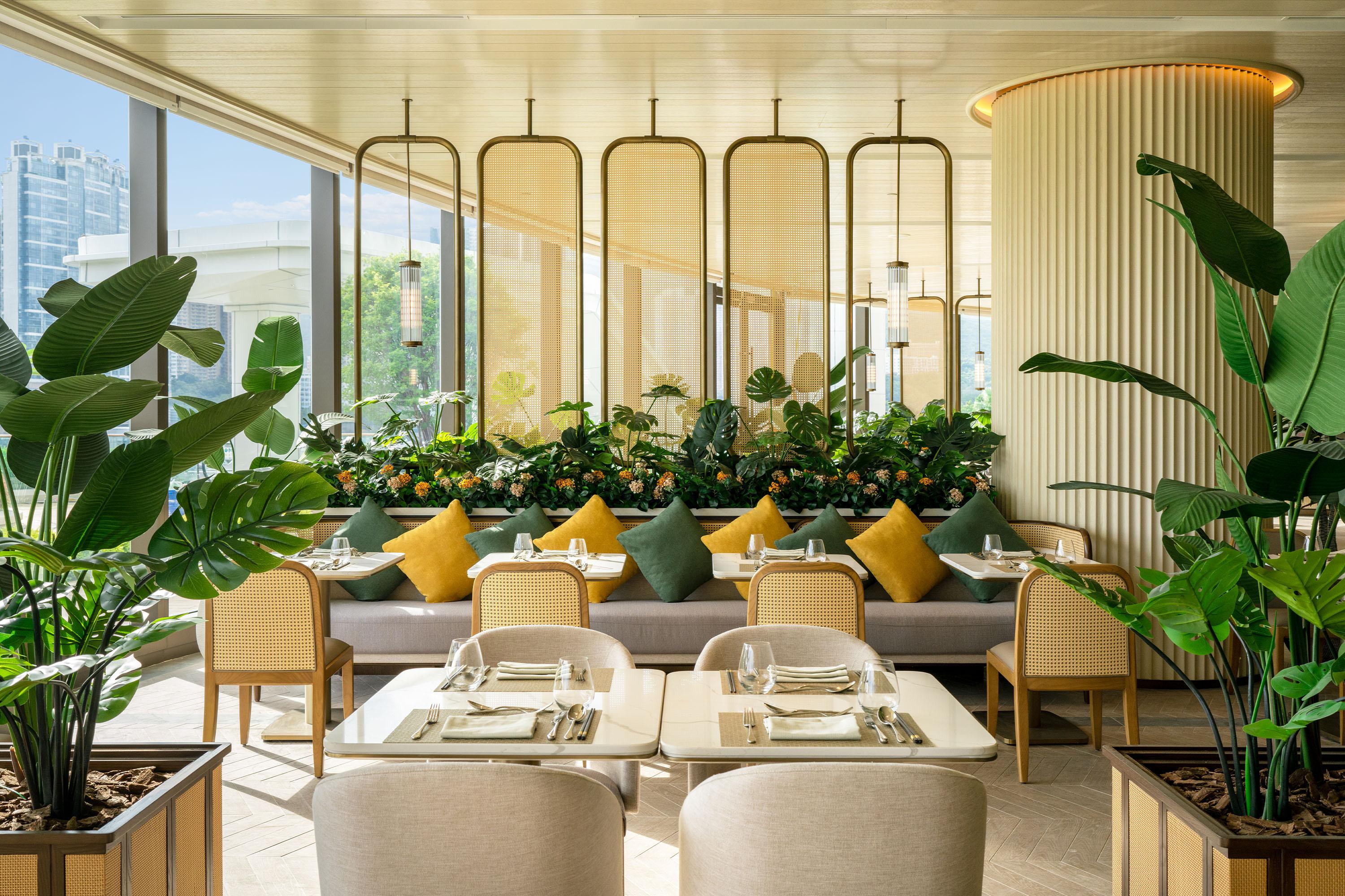 酒店設有5間餐廳,包括中西式美食及星馬菜等。