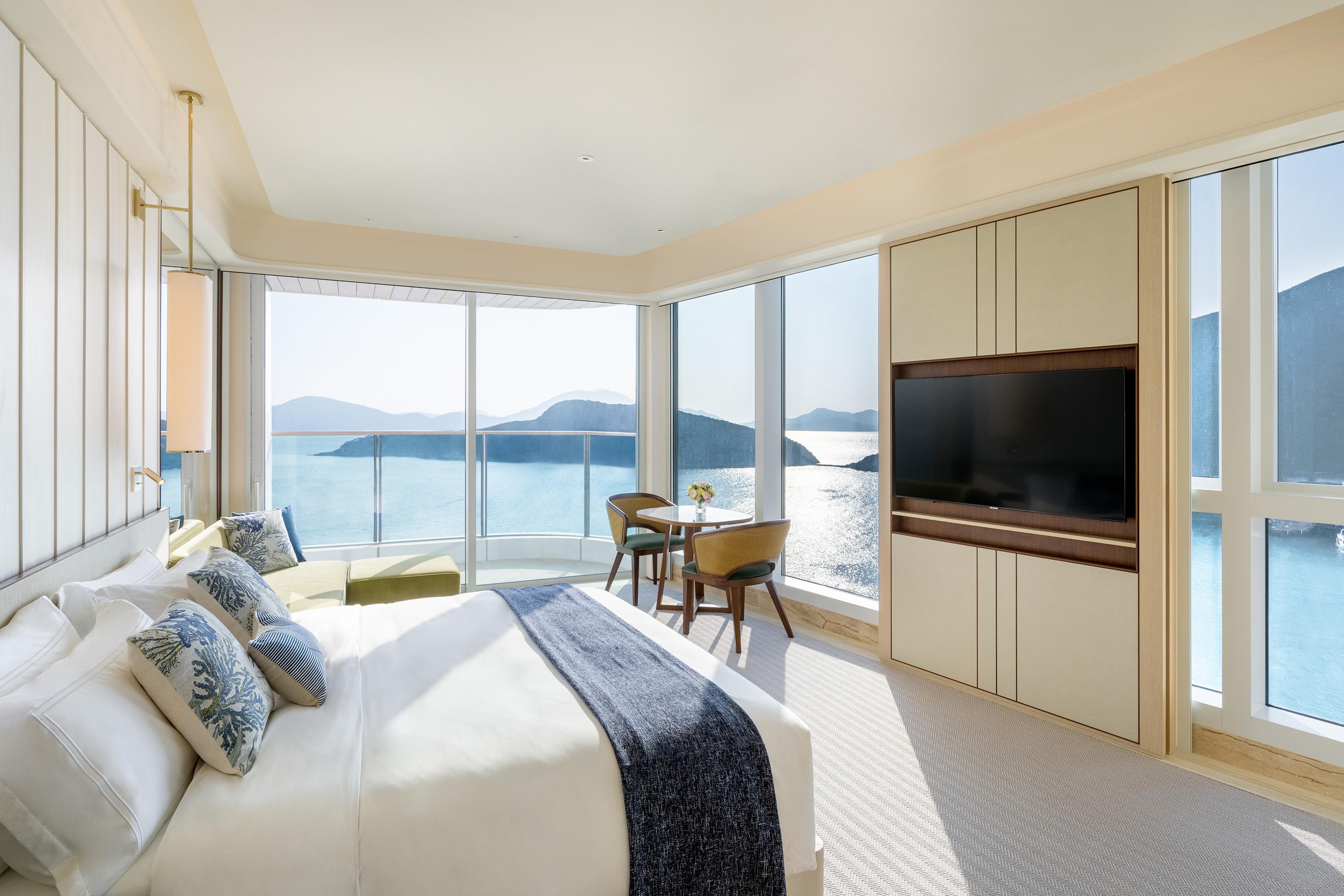 這座獨一無二的臨海度假酒店提供 425 間客房和套房,每間客房和套房均可眺望南中國海的怡人美景。