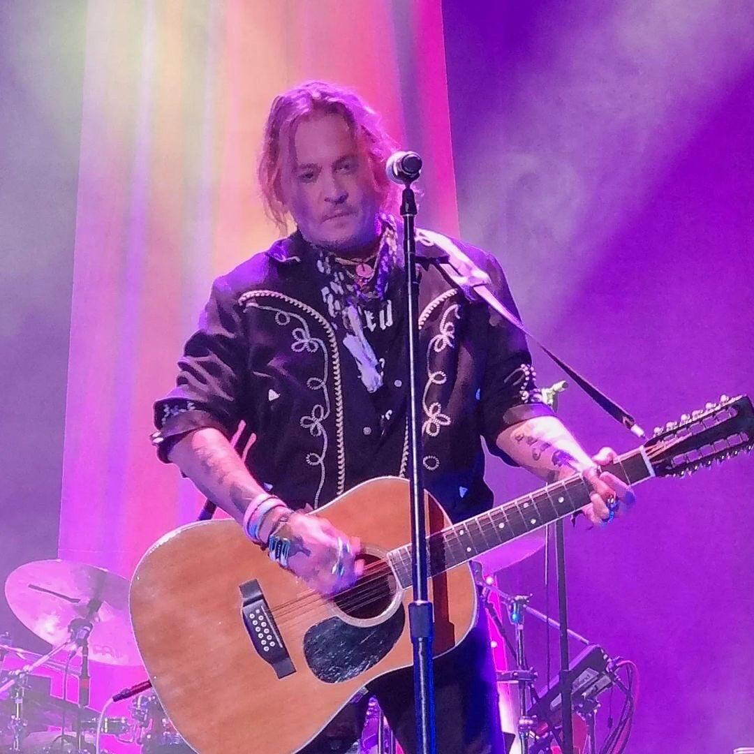 尊尼勝訴後,出國舉行巡迴音樂會。