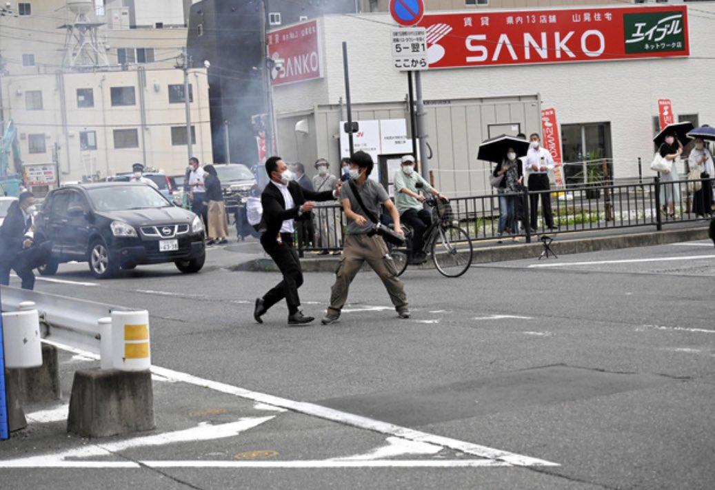 警員上前制伏男子。(Twitter圖片)