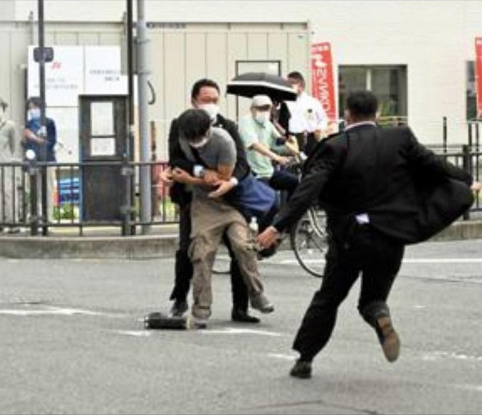 疑兇山上徹也被制伏。(Twitter圖片)