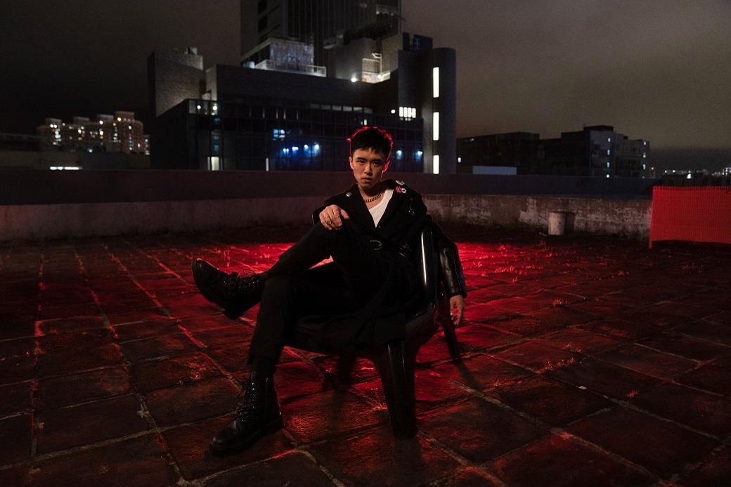 Zeno在新歌MV的造型多變,型格十足。